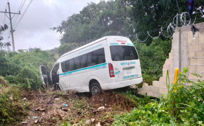 Combi choca sobre la carretera federal 307