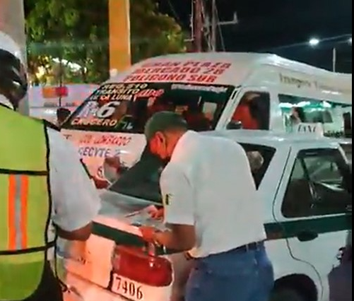 Combi se impacta contra un taxi y dejan 3 lesionados