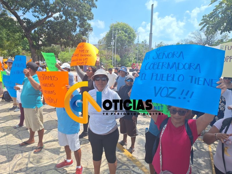 Comerciantes se manifiestan en Cancún para exigir que los dejen trabajar en playas de la Zona Hotelera