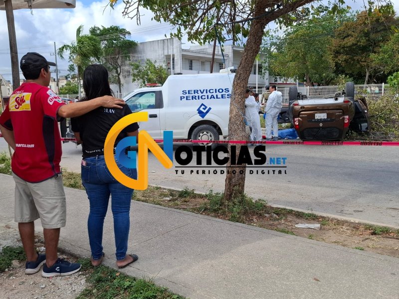 Conductor de camioneta muere tras volcarse en Av.Bugambilias