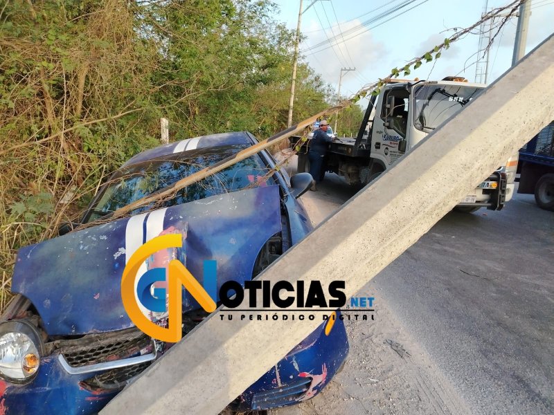 conductor de un vehículo perdió el control de la unidad y se impactó contra un poste de la CFE sobre el Arco Vial, donde estuvo a punto de derribarlo.