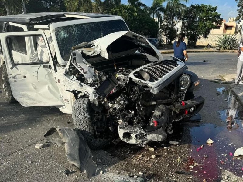 Conductor destruye su Jeep al chocar contra un muro en la Supermanzana 524 de Cancún
