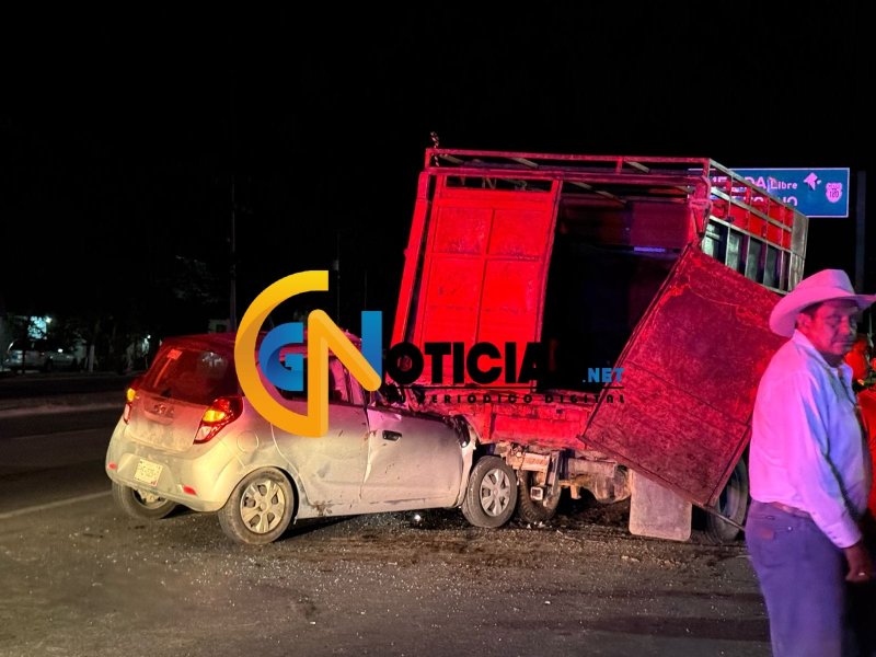 Conductor ebrio choca contra remolque y provoca fuga de toro en Cancún