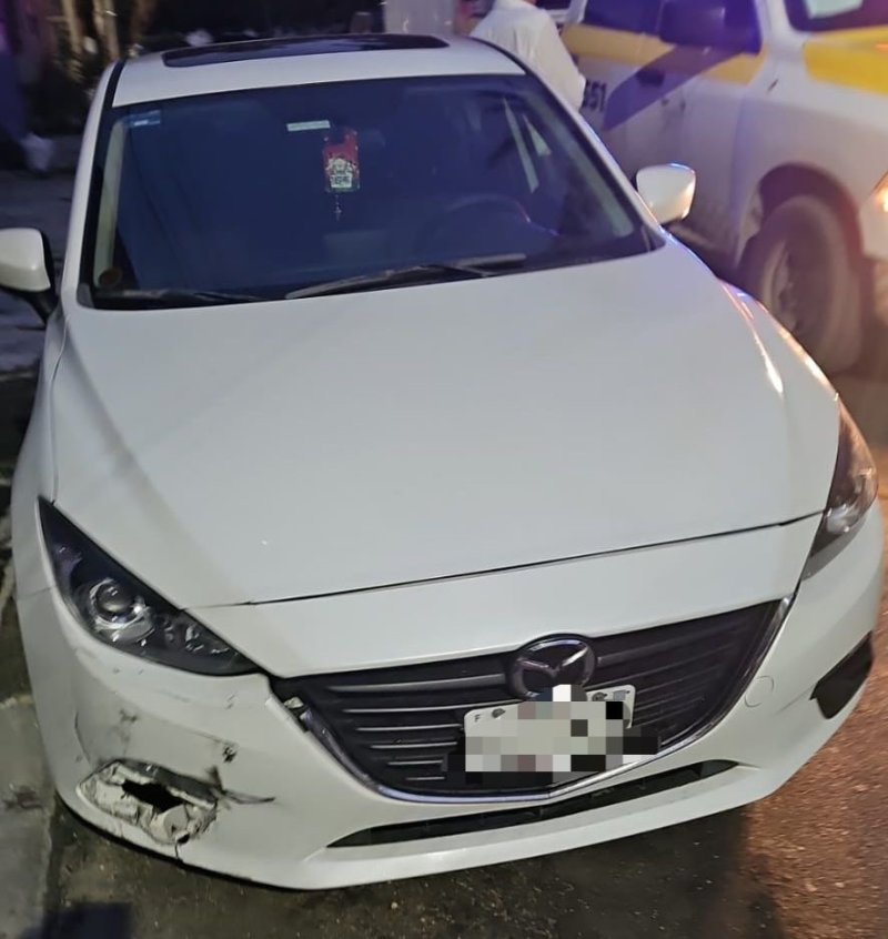 Conductor huye tras provocar accidente en la avenida Nichupté; deja su auto abandonado