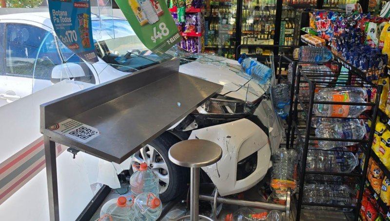 Conductor se mete con todo y auto a un Seven Eleven en la SM 502 de Cancún; arrolla a un comensal