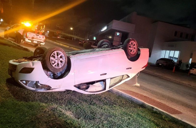 Conductor vuelca su auto
