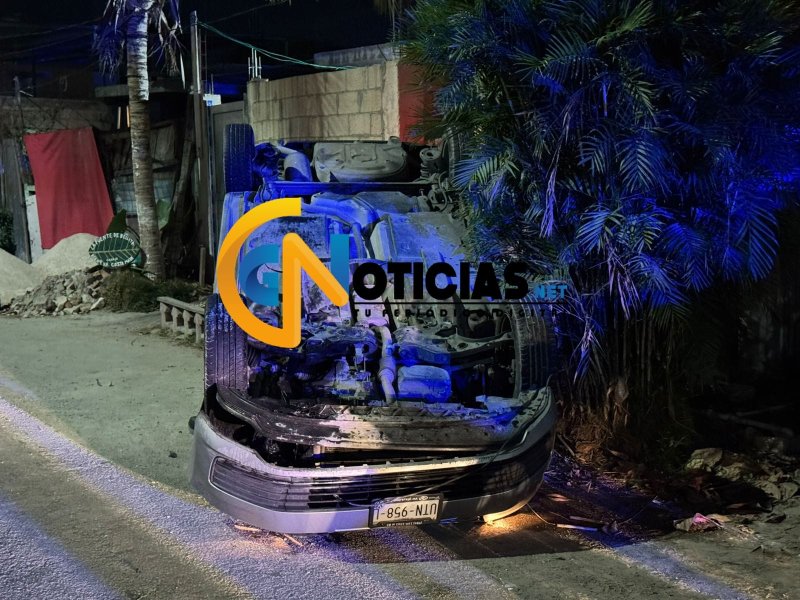 Conductor vuelca su auto en la Costa Maya de Cancún y huye del lugar; hallan latas de cerveza en el vehículo