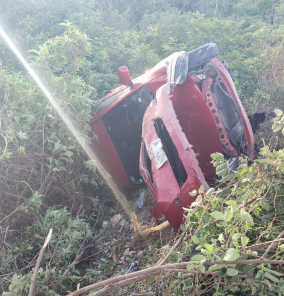 Conductor vuelca su auto y huye, en Cancún