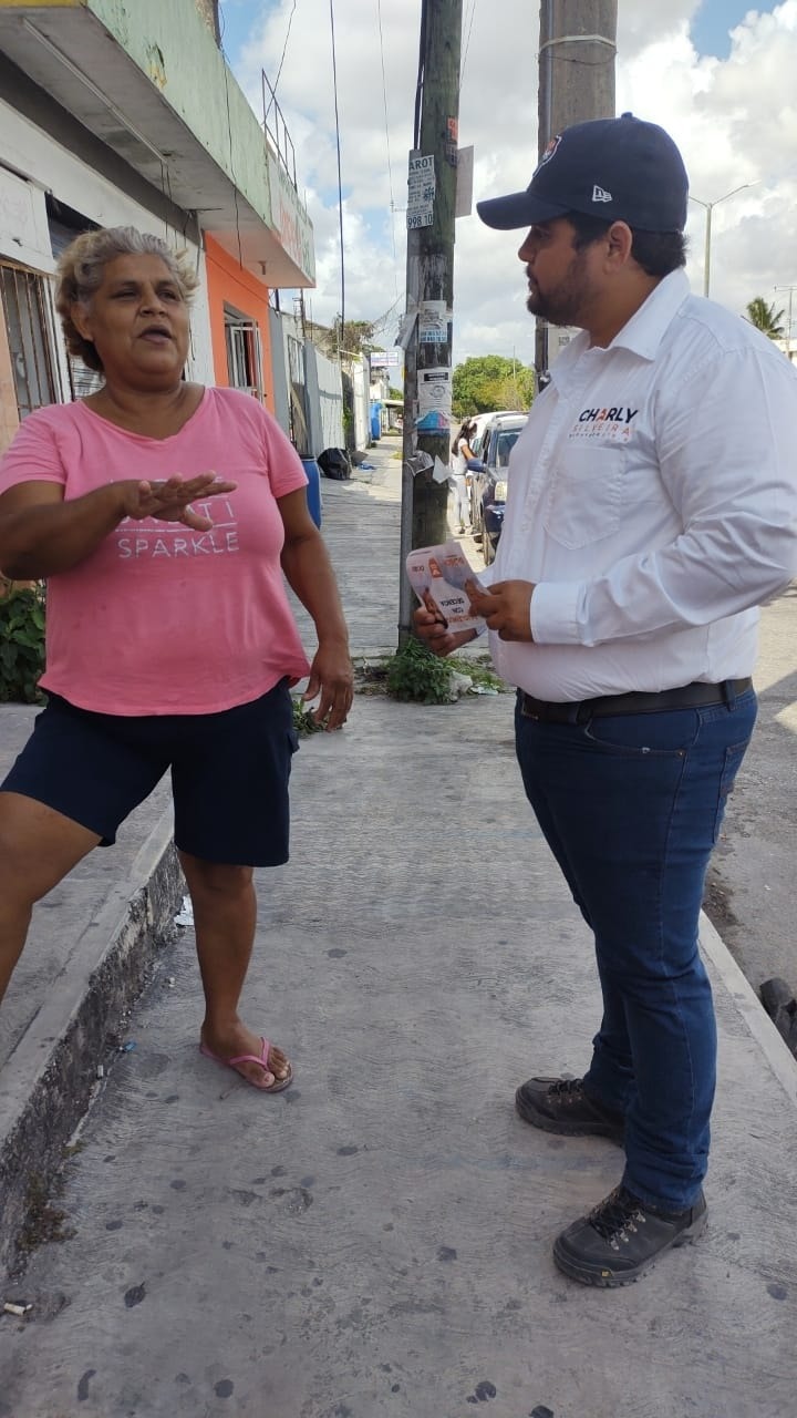 Continúan el recorrido del candidato de Movimiento Ciudadano a diputado por el distrito III de Cancún Charly Lara Silveira y su suplente Ricardo Manzano. Hoy por la mañana estuvieron por la Avenida Niños Héroes con Kabah, conociendo y escuchando a las peticiones de los ciudadanos.
