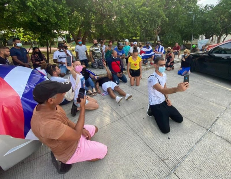 Cubanos en Cancún se manifiestan en su consulado, por segundo día