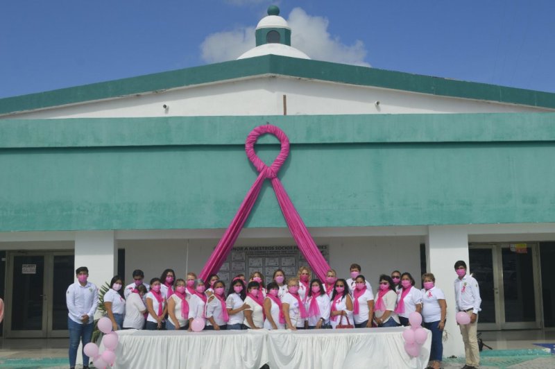 Damas taxistas de Cancún conmemoran el mes de la “Lucha contra el cáncer de mama”