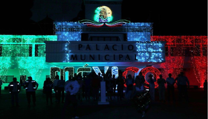 Dan inicio las fiestas patrias con encendido tricolor