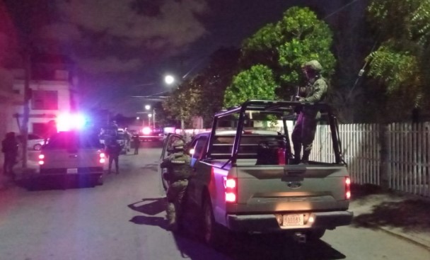 Dejan cuerpo de un taxista detrás de una secundaria en Cancún 