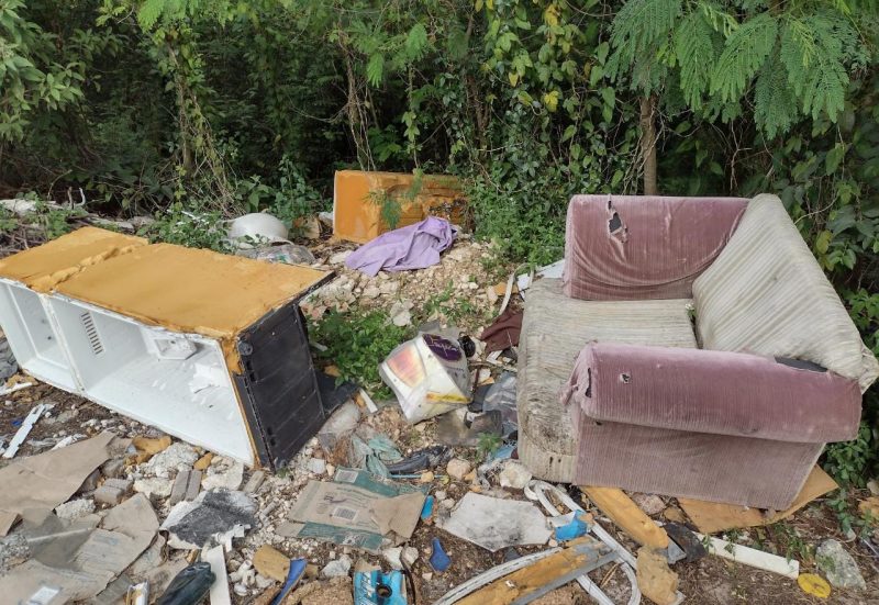 Denuncian fétidos olores por basurero clandestino en Periférico de Cancún