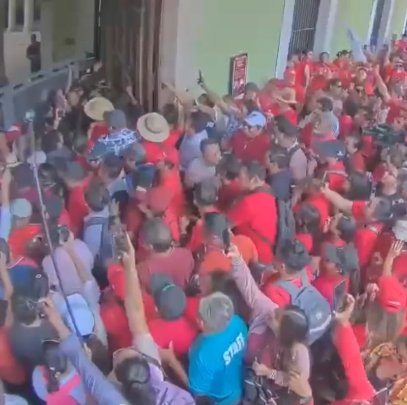 Desalojan con polvo de extintor a manifestantes en el Palacio de Gobierno de Yucatán