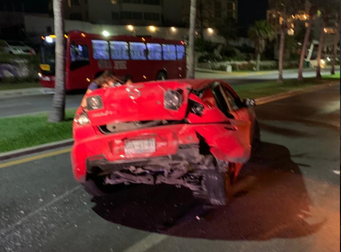 Desbarata su auto en la zona hotelera de Cancún y escapa de la escena