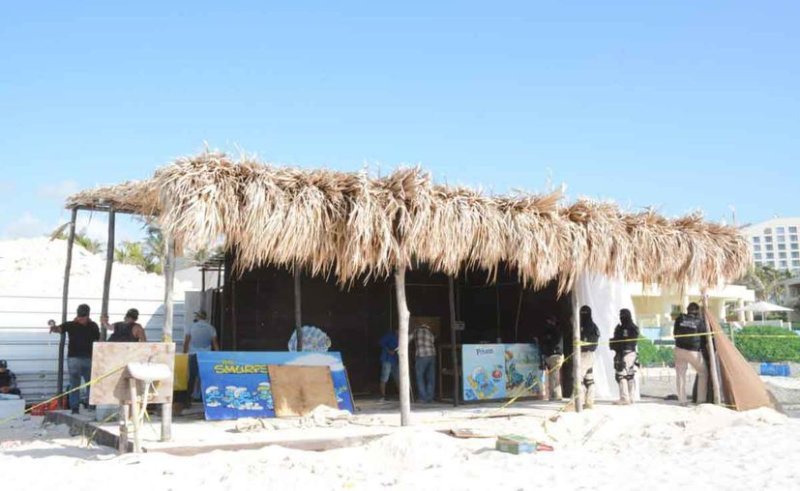 Desmontan local de masajes y palapas en playa Delfines de Cancún