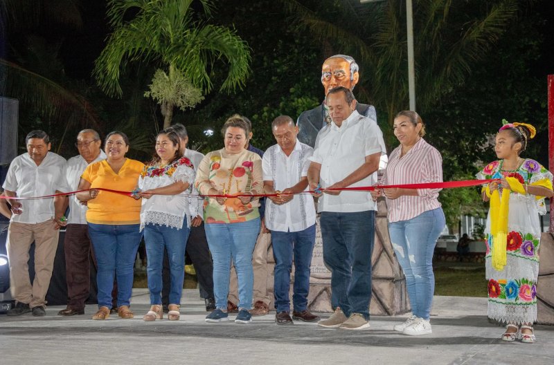 Devalan busto en honor a Andrés Quintana Roo e inauguran cancha de futbol rápido en Nuevo Xcan.
