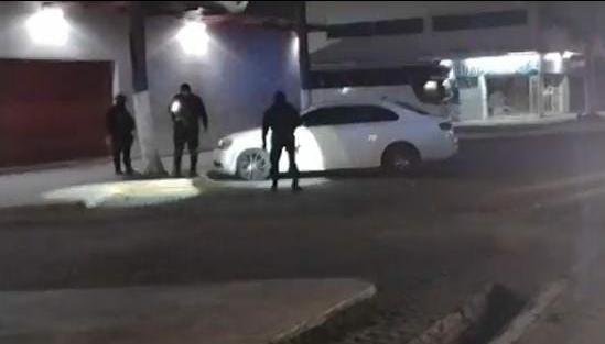 Disparan con una AK-47 a vehículo estacionado frente a un bar en horas de la madrugada