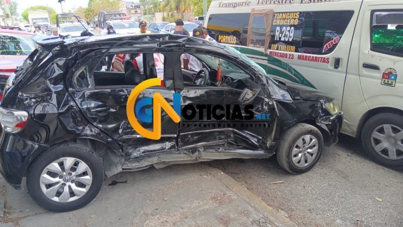 Dos lesionados tras choque múltiple en la Región 229 de Cancún; auto termina prensado contra un árbol