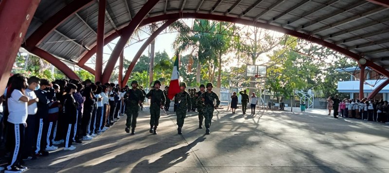 Ejército Mexicano y Guardia Naciona realizan ceremonias civicas ante más de mil alumnos