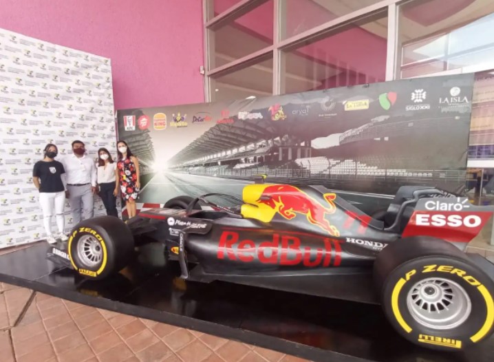 El “Auto del checo” llega a Cancún