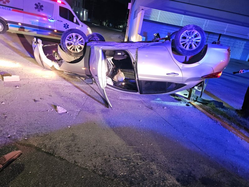 El conductor de un auto resultó lesionado la madrugada de este viernes cuando perdió el control sobre el bulevar Luis Donaldo Colosio y terminó volcado con las llantas para arriba.