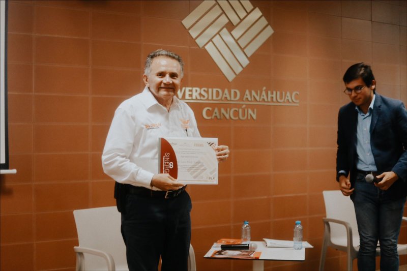 EL DR. PECH PROPONE REFORZAR LA EDUCACION SUPERIOR Y BRINDAR APOYO A LOS JÓVENES QUINTANARROENSES