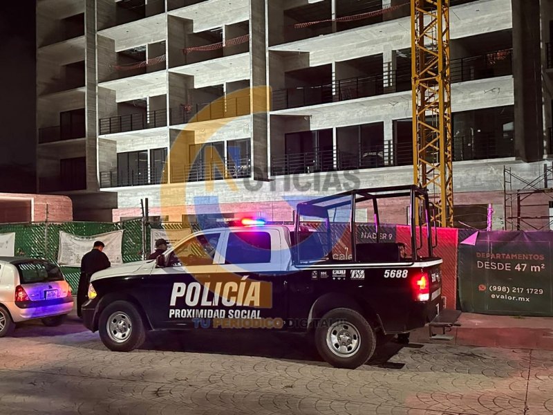 El hallazgo del cuerpo sin vida de un trabajador de una obra negra, movilizó la noche de hoy a los cuerpos policiacos, que confirmaron que el occiso estaba dentro de un elevador.