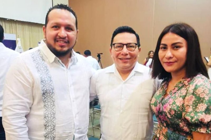 El Magistrado Presidente del TEQROO, Sergio Avilés Demeneghi modera una mesa de trabajo en el Encuentro Regional de Institutos, Tribunales Electorales e INE 2023