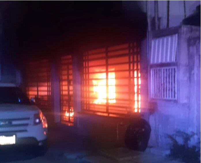 EL OLOR A HUMO LO DESPERTÓ Y LOGRÓ ESCAPAR: Veladora de un altar de muertos incendia vivienda en Playa del Carmen