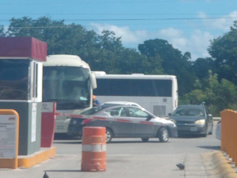 El operador de un autobús de transporte turístico no le midió bien a su unidad y cuando hacía una maniobra de retorno impactó al famoso Pepe Tigres, que en encontraba su vehículo, en la Costa Maya.