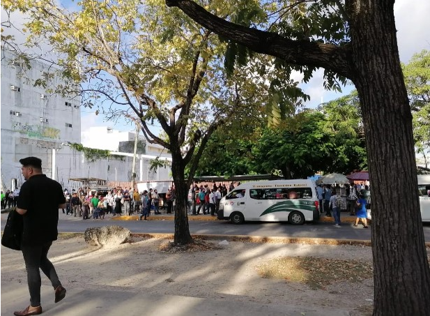 El regreso a clases está provocando caos en el transporte público de Cancún
