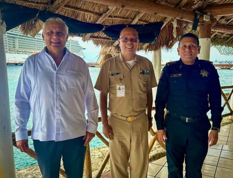 El titular de la #FGE, Raciel López Salazar, se reunió con el Vicealmirante Comandante de la 15 Zona Naval, Jesús Pineda Flores y el Secretario de Seguridad Ciudadana, Julio César Torres Gómez, en la isla de Cozumel.