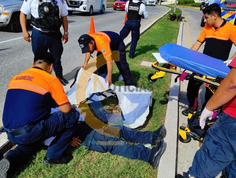 Elemento de la policía turística se accidentó en la zona hotelera y terminó en el hospital.