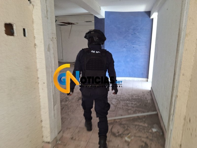 Elementos de la Secretaría de seguridad ciudadana, trataron de detener a dos presuntos ladrones en el interior de un inmueble que operaba como las oficinas de Fonacot