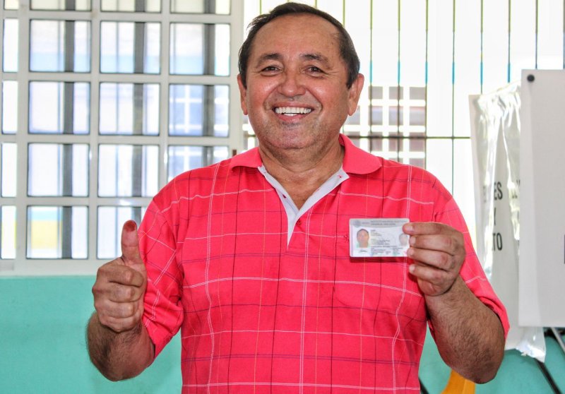 Emite Nivardo Mena su voto en Holbox