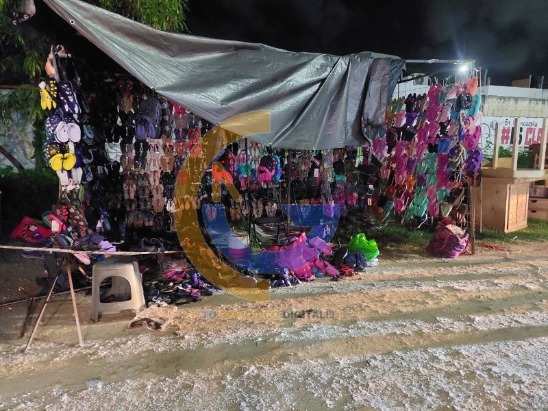 En las instalaciones del tianguis de los verdes, de la región 247, por poco y termina en tragedia, luego de que hombre provocará daños a comercios con una camioneta.