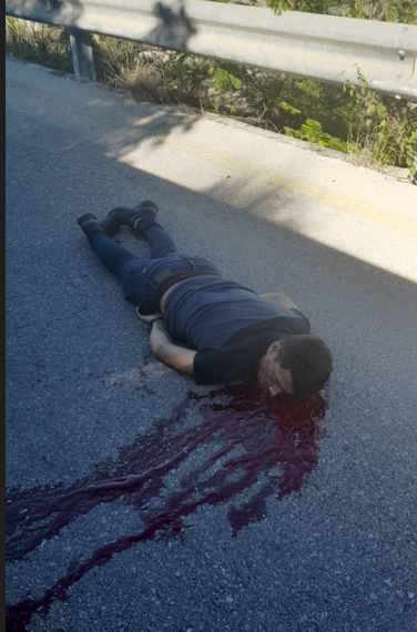 Enfrentamiento entre policías ministeriales de la FGEQuintanaRoo y sicarios del crimen organizado en la avenida Bonampak de Cancún, hay al menos un sicario abatido.
