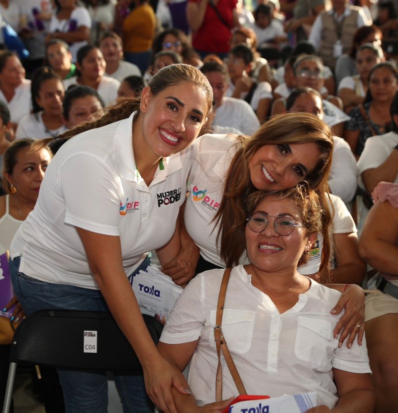 Entrega Mara Lezama primeras tarjetas de Mujer Es Poder