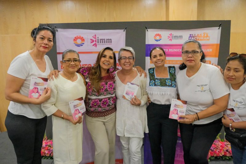 Entrega Mara Lezama tarjetas “Ellas Facturan” en Benito Juárez junto a Ana Paty Peralta para que más mujeres emprendoras extiendan sus alas