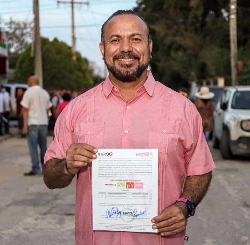 ENTREGAN A JULIÁN RICALDE CONSTANCIA OFICIAL