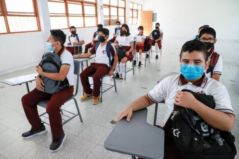 ENTREGAN MOBILIARIO A LA ESCUELA “ISLAS HERMANAS CANCÚN- MUJERES” DE LA ZONA CONTINENTAL DE ISLA MUJERES