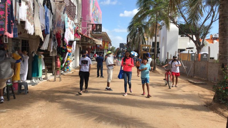 Estima gobernador arribo de 2.8 millones de visitantes en verano a Quintana Roo