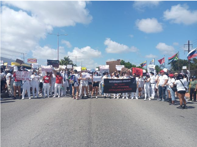 Estudiantes de la Anáhuac de Cancún exigen cruce seguro