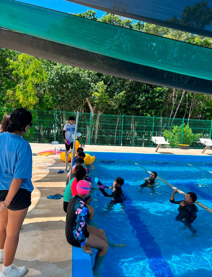 Estudiantes de secundaria conviven y aprenden en la alberca olímpica municipal