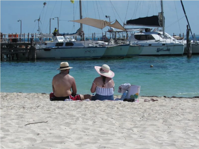 Extienden horario de servicio en playas públicas de Cancún 