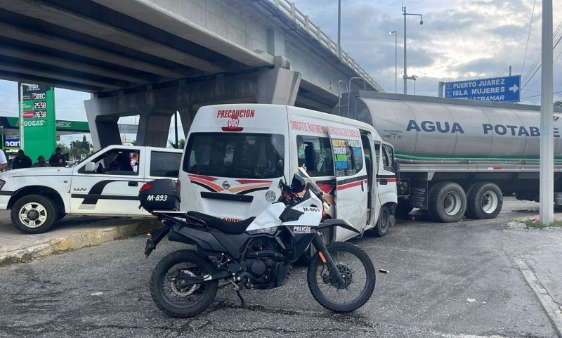 Falla mecánica en combi de transporte público provoca múltiple colisión en Cancún