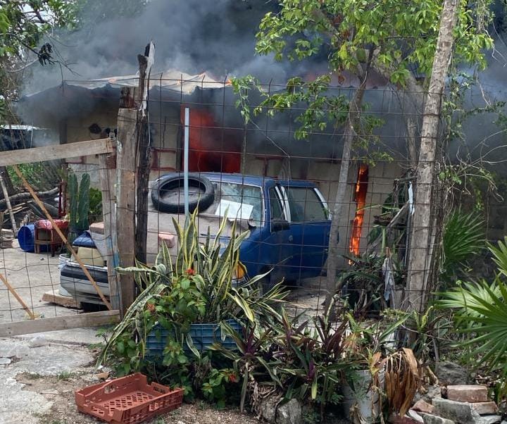 Flamazo en horno de pizzería en Cancún moviliza a bomberos; no hubo lesionados