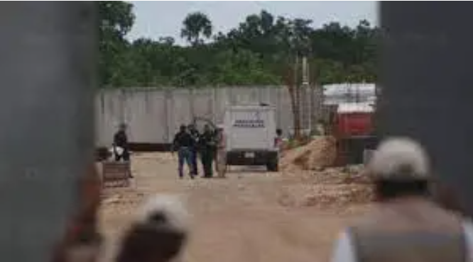 Fue ejecutado un obrero en la supermanzana 260 de CancúnEl pasado sabado sicarios ejecutaron a balazos a un obrero en el interior de una construcciónen Cancún.El Ataque armado sucedió en el interior de la construcción que se encuentraa un costado del fraccionamiento Rincón del Prado que dejó como saldo aun muerto.Cabe mencionar que por segunda ocasión, la zona en construcción fueutilizada para la delincuencia.El hecho se registró cerca de las 03:30 horas de la tarde del pasado sábado 30de julio en la supermanzana 260 de Cancún donde como informaciónpreliminar dijeorn que sujetos armados ingresaron al sitio y ejecutaron sinremordimiento a un obrero trabajador.Al lugar arribaron elementos municipales quienes se encargaran desalvaguardar la zona y de igual manera peritos de la fiscalía para ellevantamiento y traslado del cuerpo sin vida.